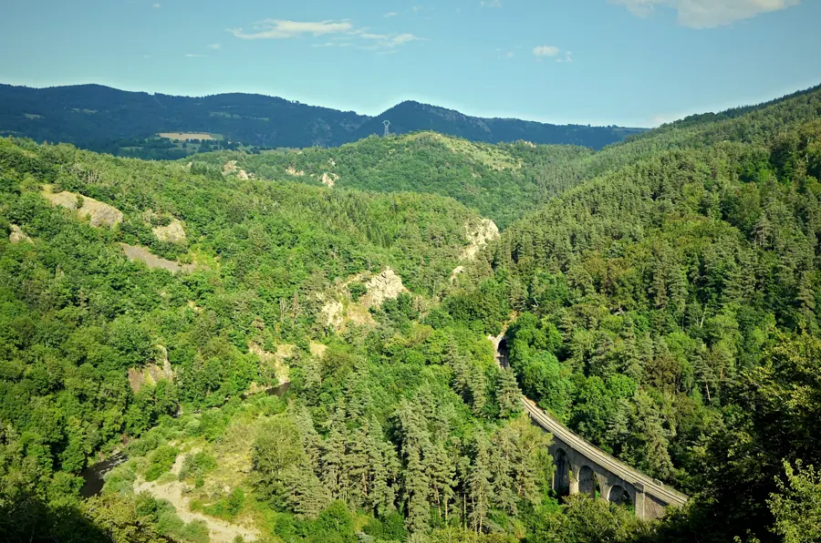 Les gorges de l'Allier près de Monistrol-d'Allier, avec la voie ferrée et un tunnel à flanc de falaise