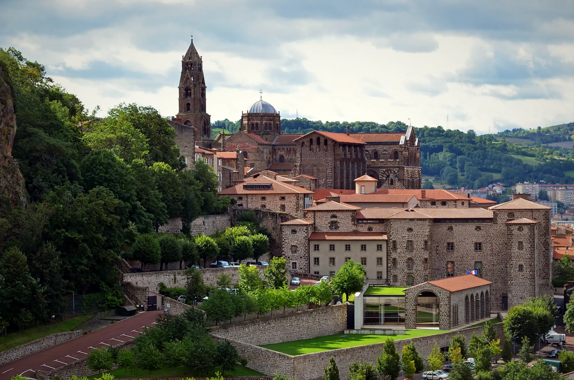 Cathédrale Notre-Dame-de-l'Annonciation du Puy-en-Velay dominant la vieille ville