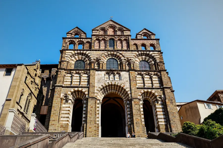 Façade de la cathédrale Notre-Dame du Puy-en-Velay, point de départ de la Voie du Puy