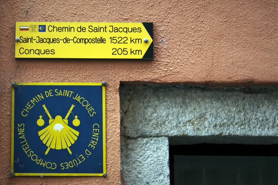 Rue pavée du Puy-en-Velay montant vers la cathédrale, point de départ de la Voie du Puy