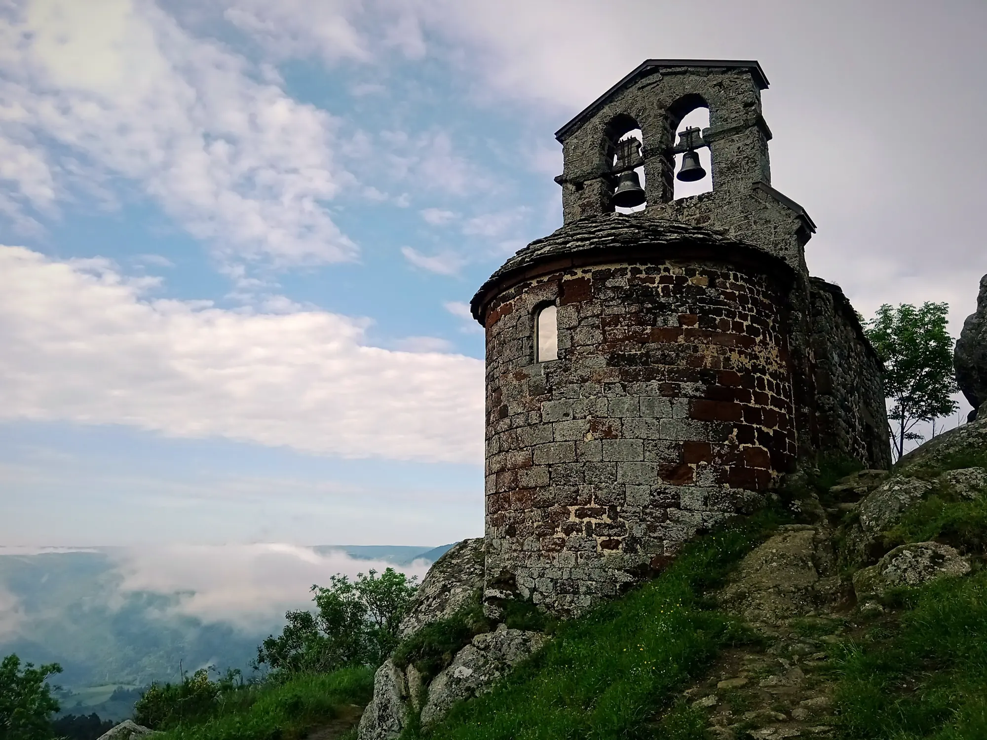 Chapelle Saint-Jacques de Rochegude perchée au-dessus des gorges de l'Allier