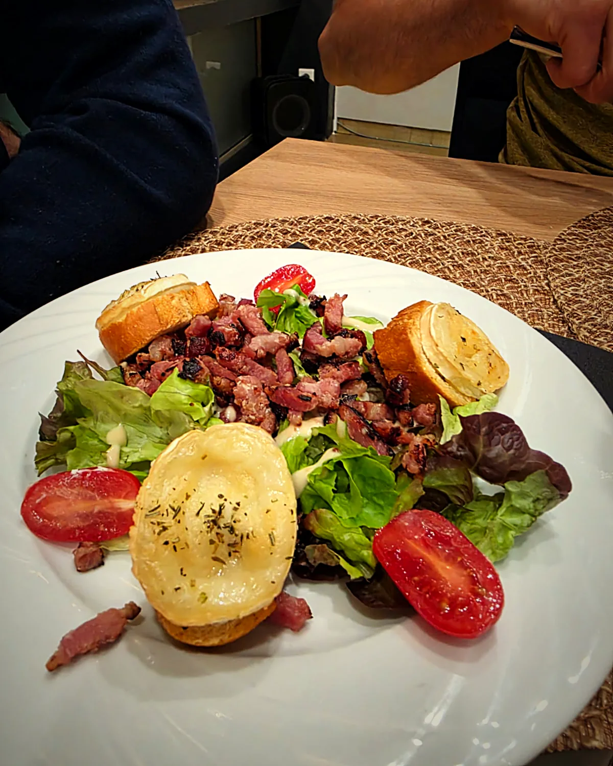 Salade chèvre chaud et lardons
