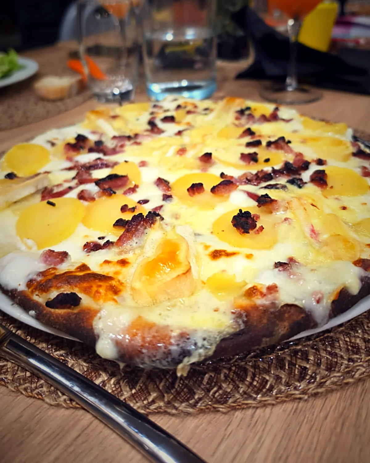 Pizza savoyarde : crème, lardons, pommes de terre, reblochon