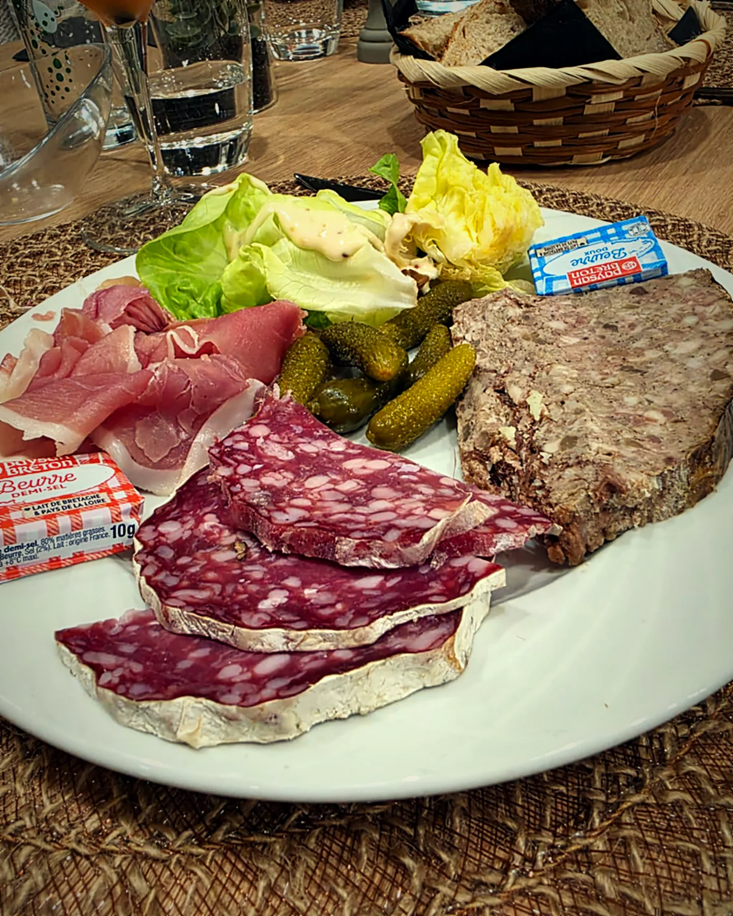 Assiette de charcuterie de région, terrine et pain de campagne, à L'Auberge des Amis