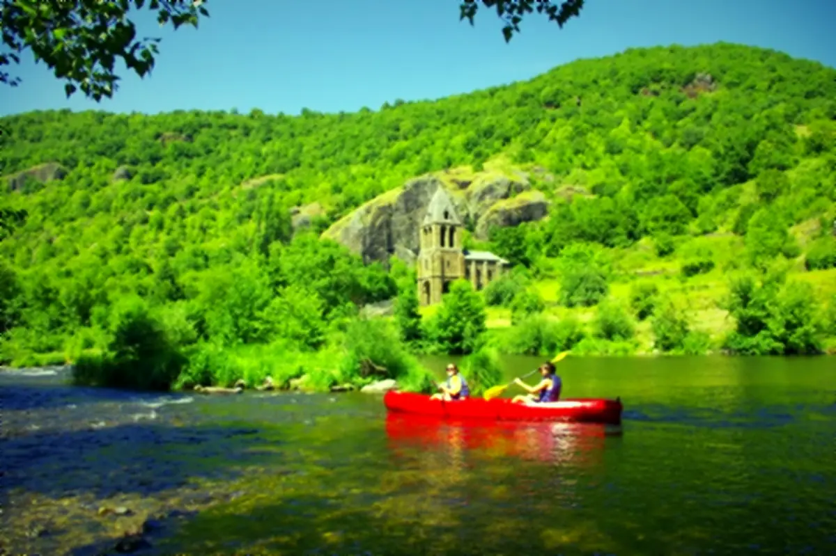 Canoë rouge sur l'Allier devant la chapelle Sainte-Madeleine