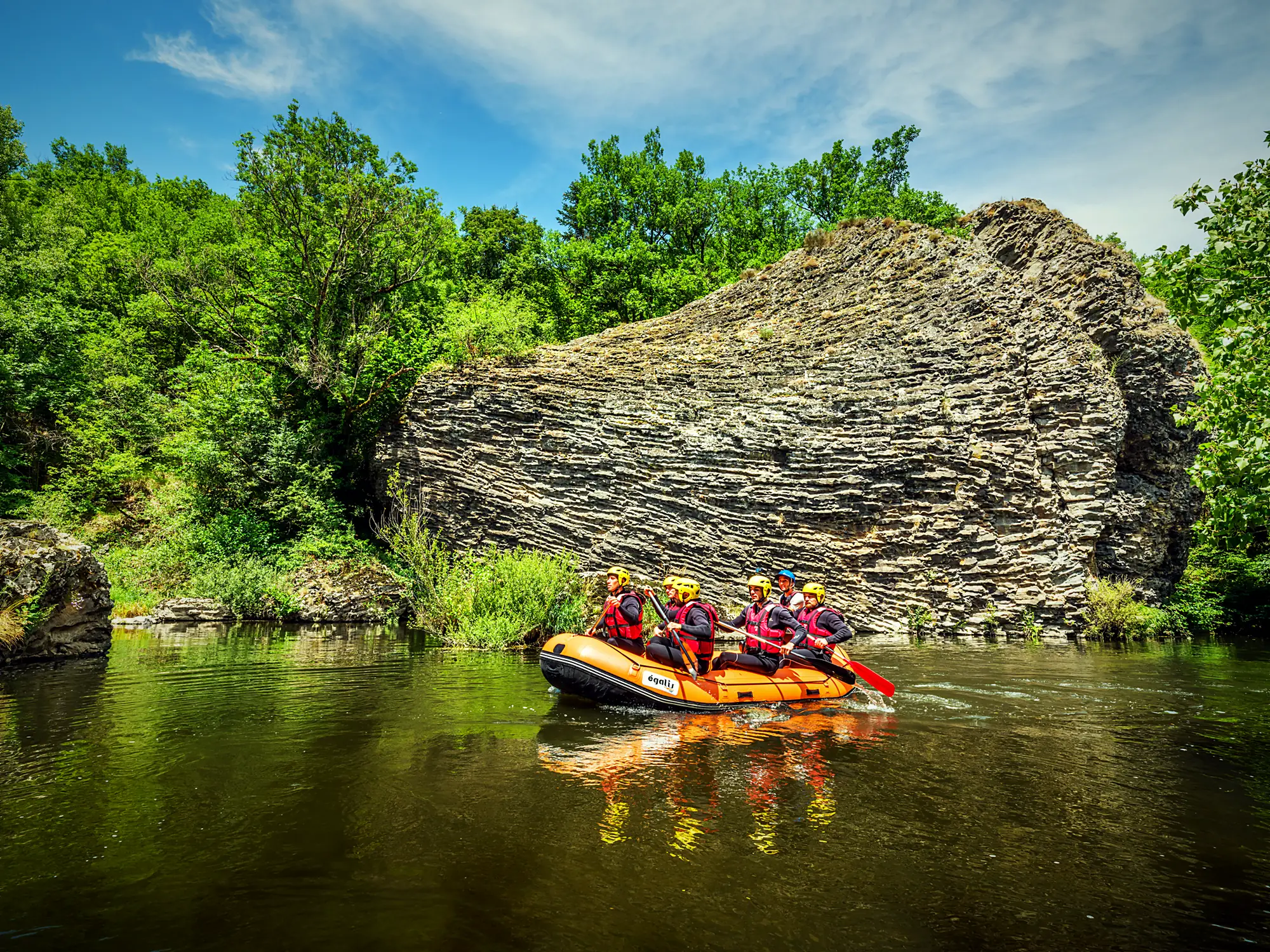 Rafting sur l'Allier au pied d'une falaise de basalte, avec Tonic Aventure