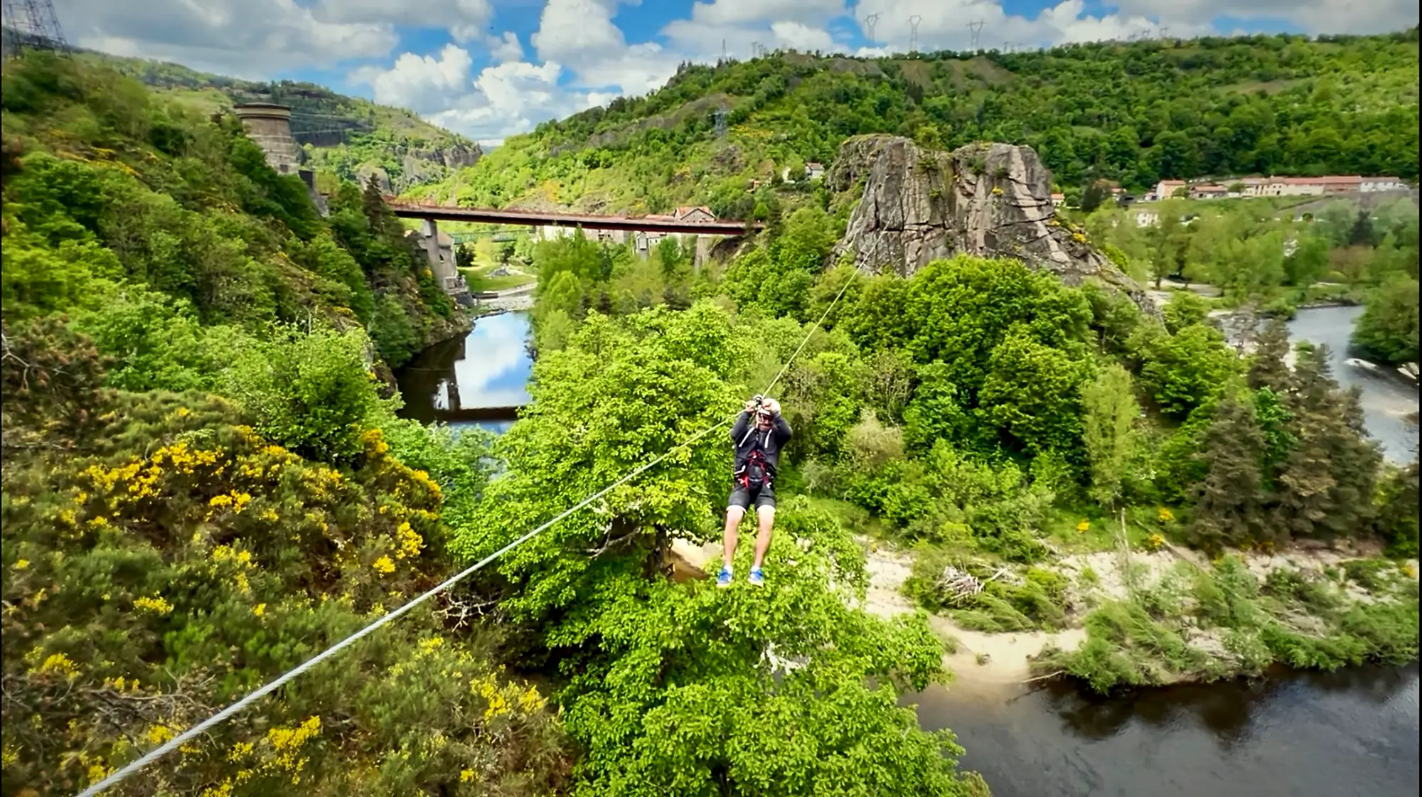 Tyrolienne au-dessus de l'Allier, face au village de Monistrol-d'Allier